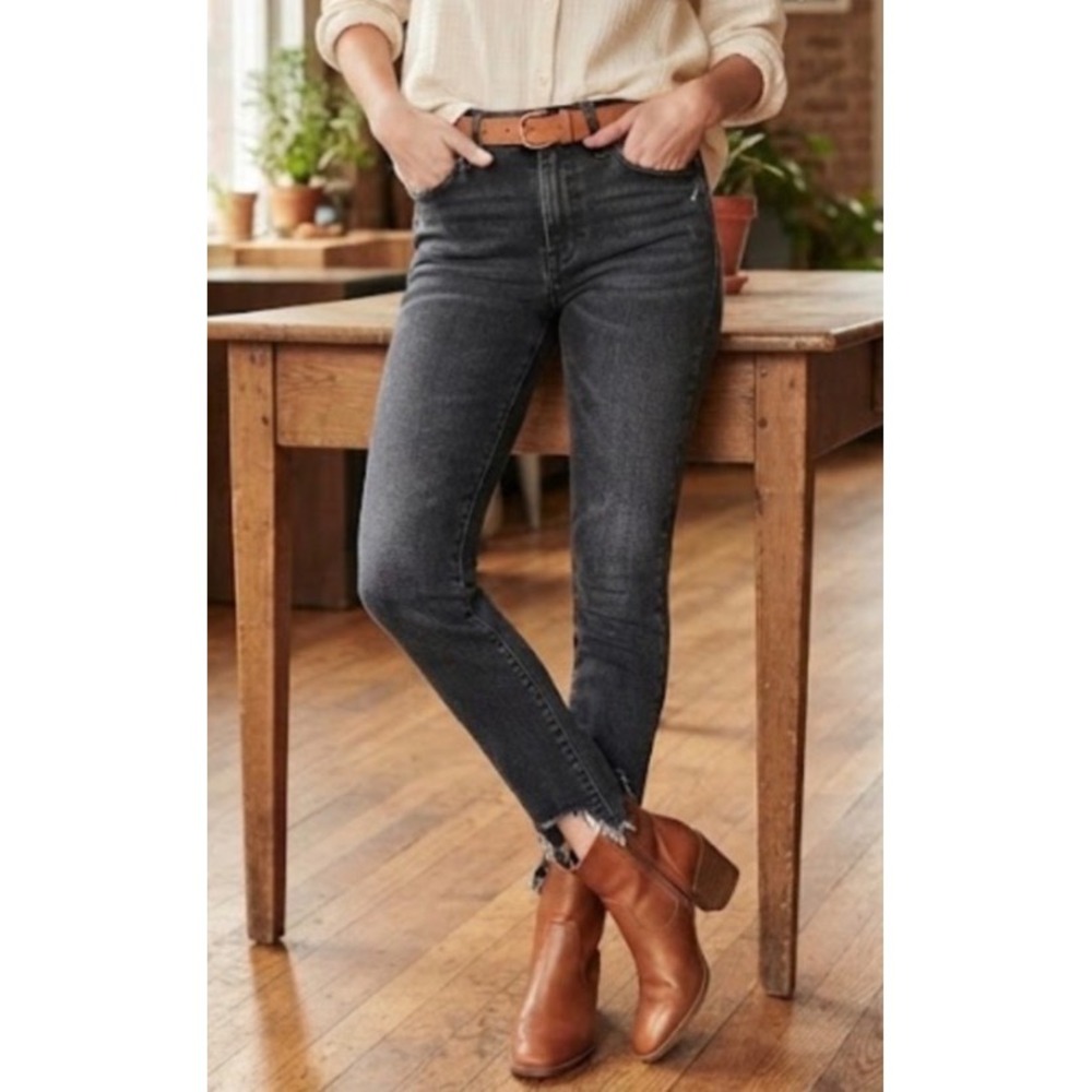 Aritzia Denim Forum The Lola High Rise Skinny Jeans Faded Black Raw Hem 28 26L